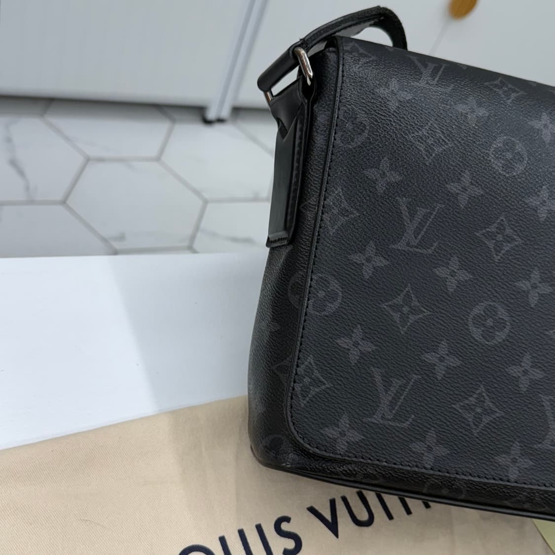 루이비통 디스트릭트 PM 이클립스 블랙 상품이미지3