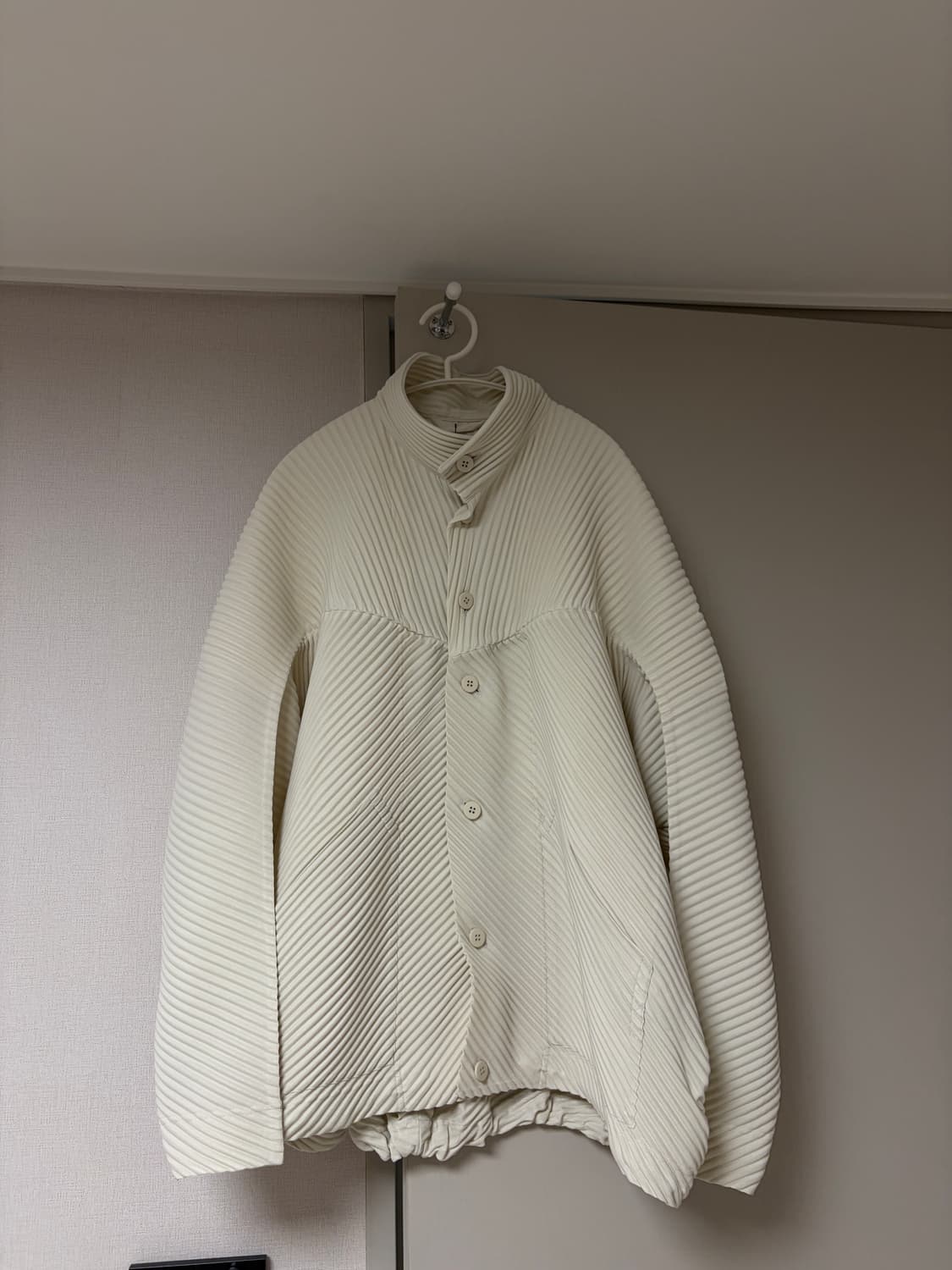 [3]옴므플리세 하이넥 자켓 먼슬리 아이보리 상품이미지1