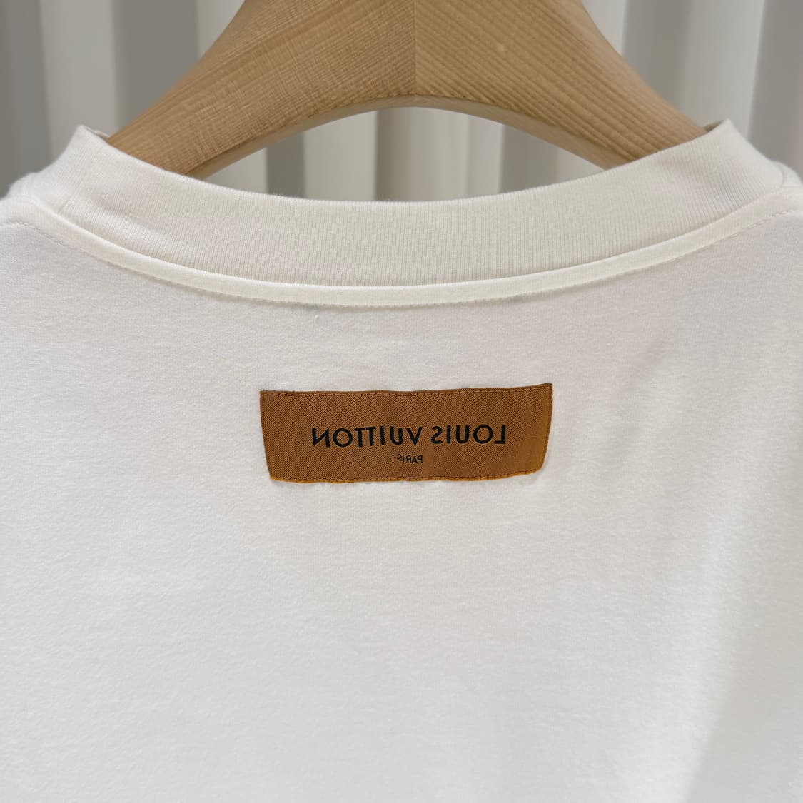 (A+/L) / 루이비통엠보스드 LV 로고 반팔 티셔츠 화이트 상품이미지6