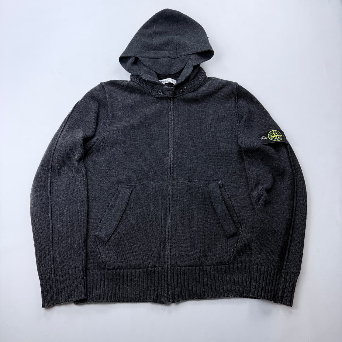 스톤아일랜드 다크그레이 후드 니트집업 상품이미지1