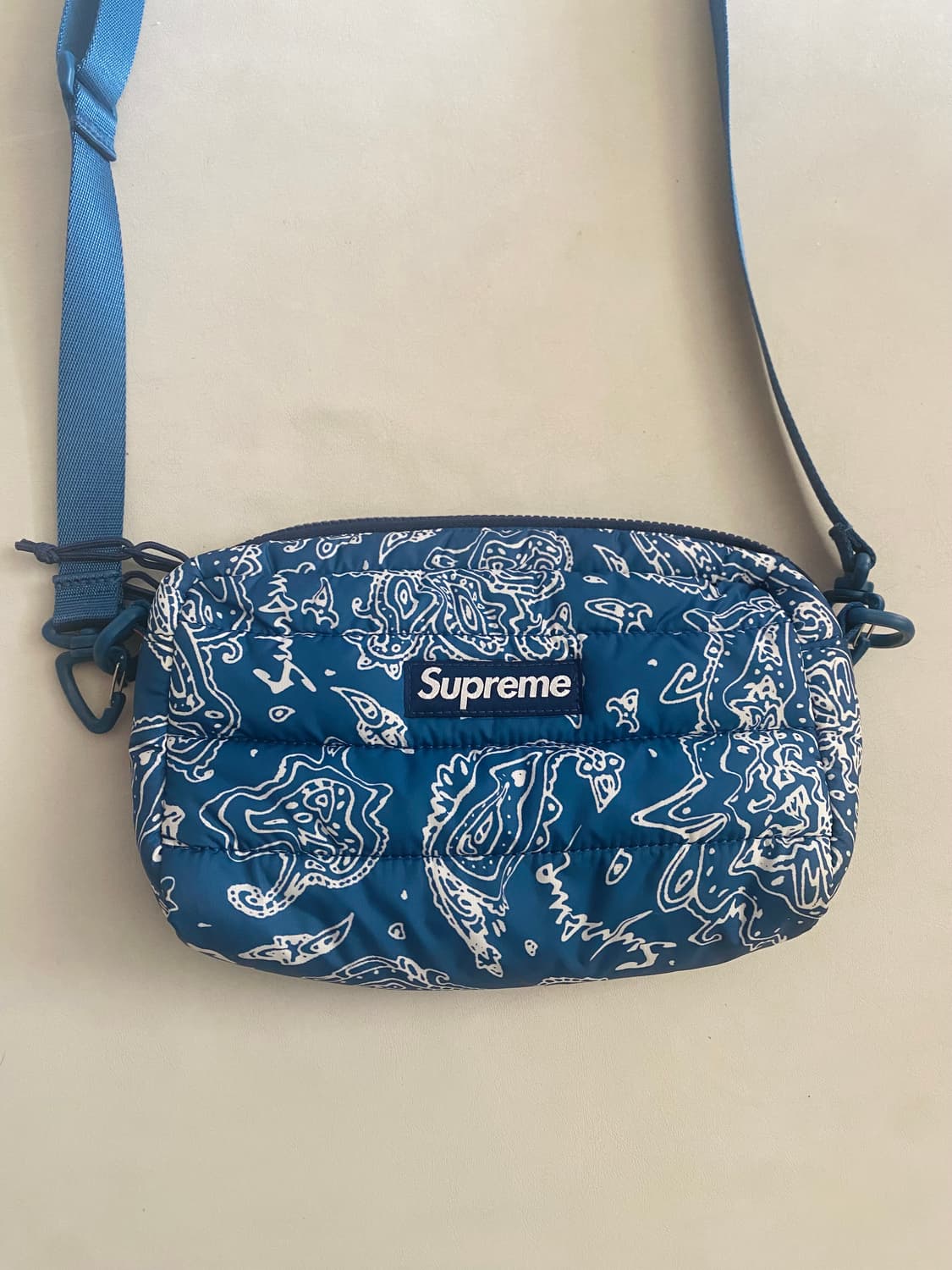 슈프림 퍼퍼 사이드백 블루 페이즐리 22fw 상품이미지1