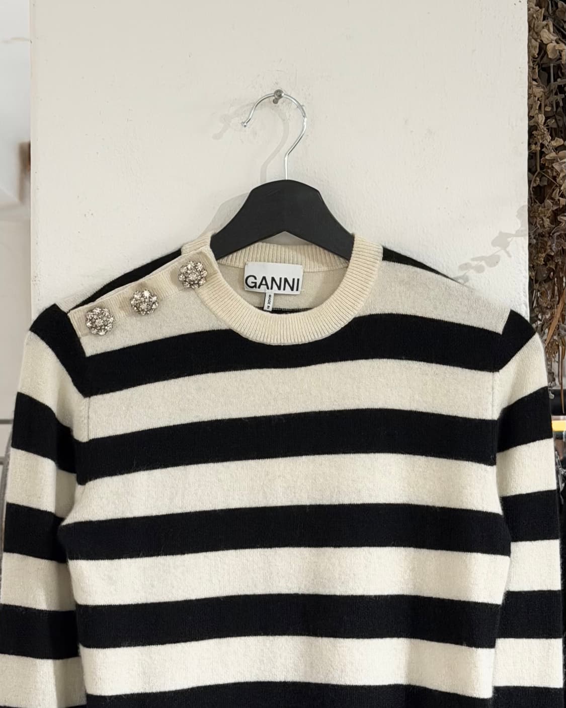 가니 블랙 화이트 스트라이프 크리스탈 버튼 캐시미어 스웨터 상품이미지4
