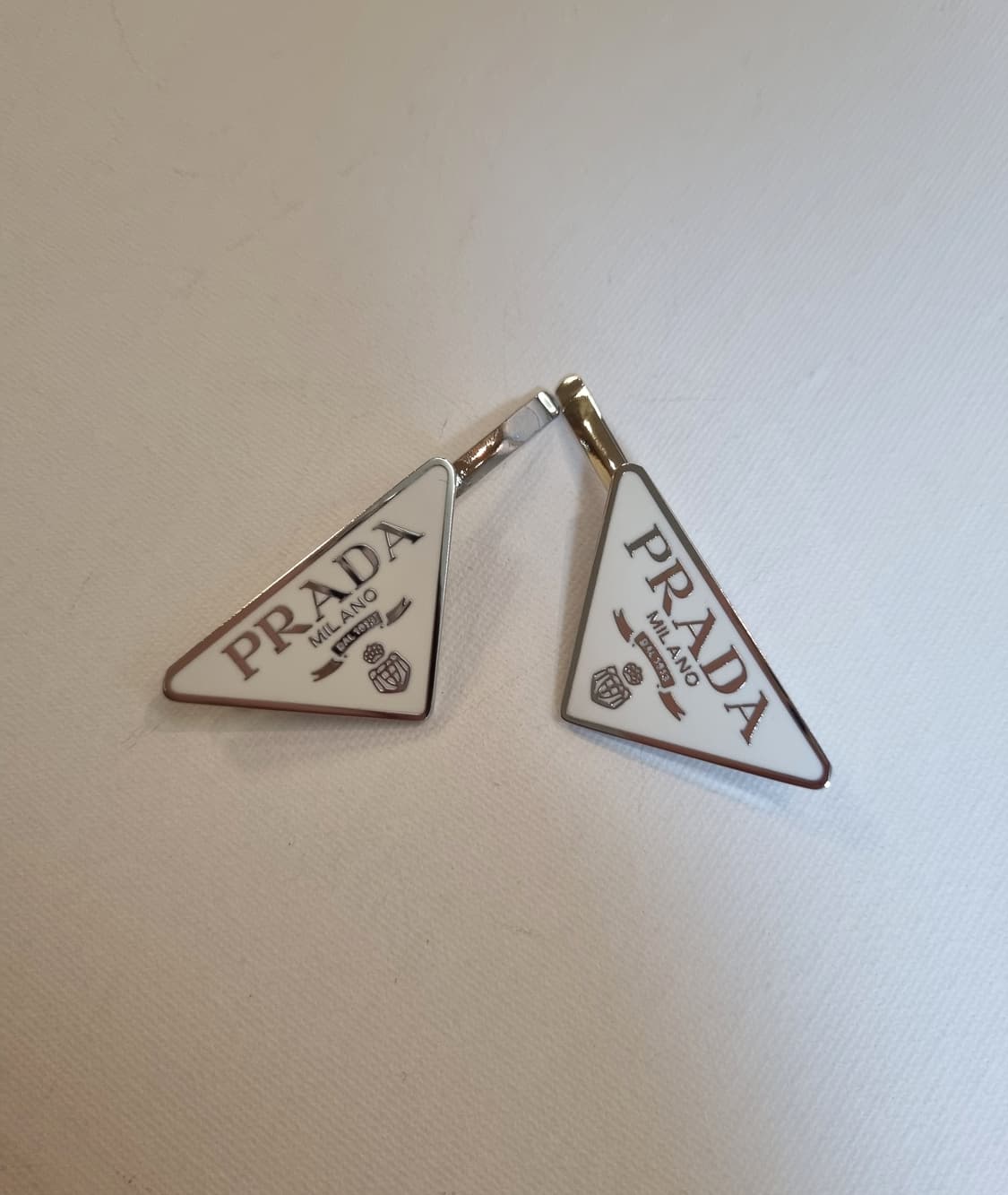 프라다 업사이클링 삼각로고 화이트 헤어핀 상품이미지3