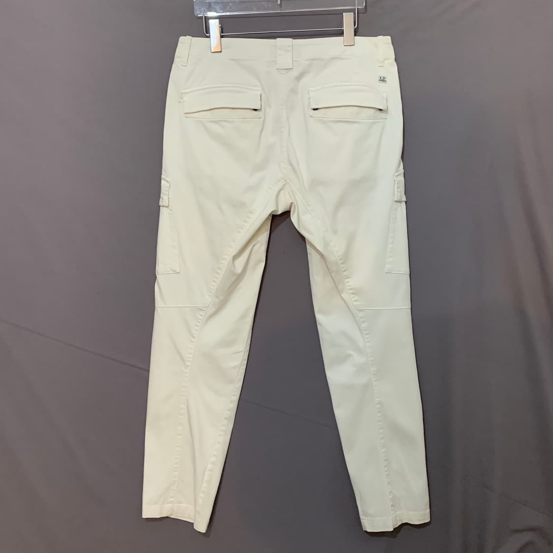 46 CP컴퍼니 14주년 렌즈 와펜 화이트 스판 카고 팬츠 상품이미지2