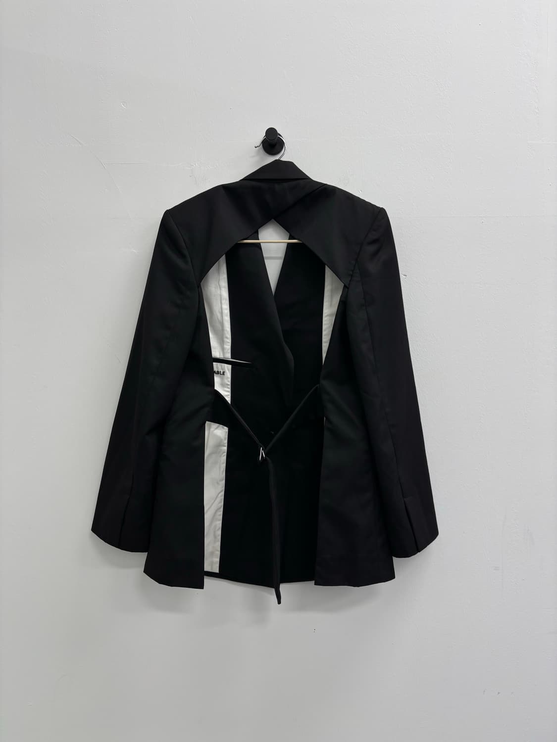 모앤코 MO&Co. 백리스 컷아웃 테일러드 자켓 상품이미지2