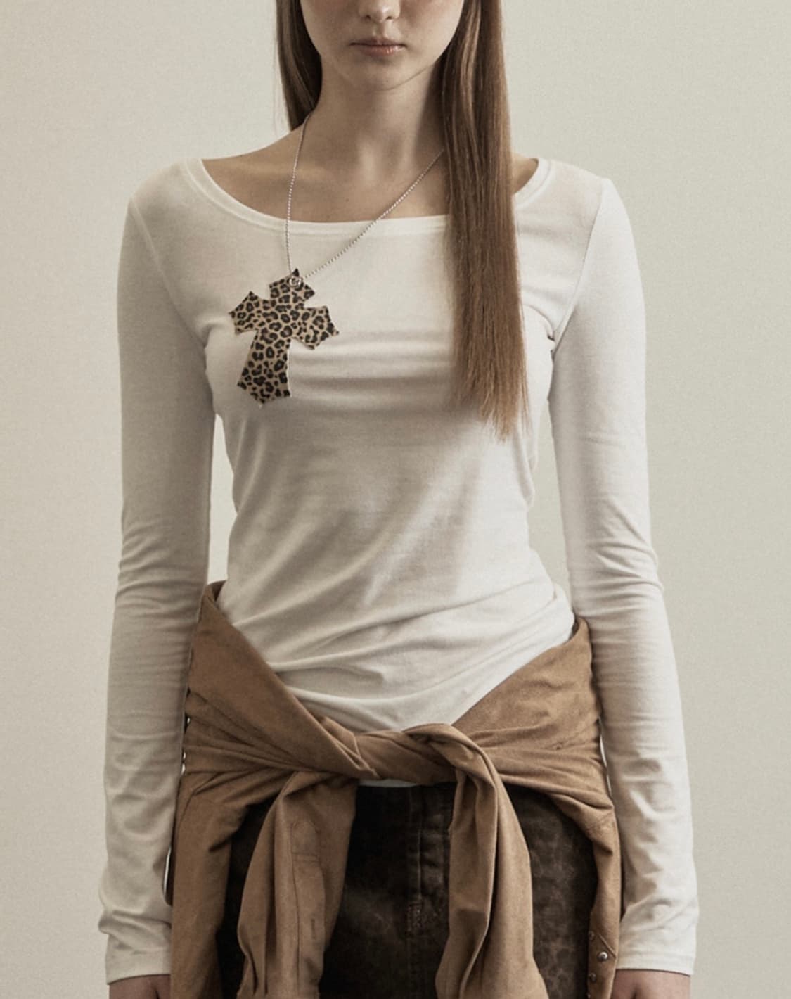 일리오 WHITE LEOPARD CROSS NECKLACE TOP 상품이미지1