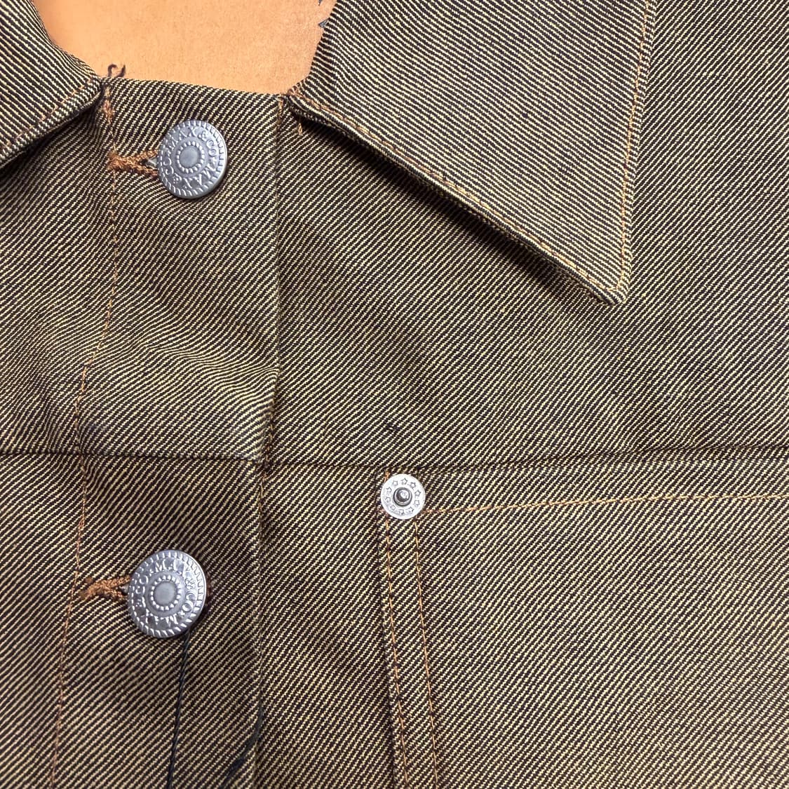 막스앤코 슬림핏 클래식 데님 트러커 자켓 버튼 플랩 포켓 디테일 카키 상품이미지8