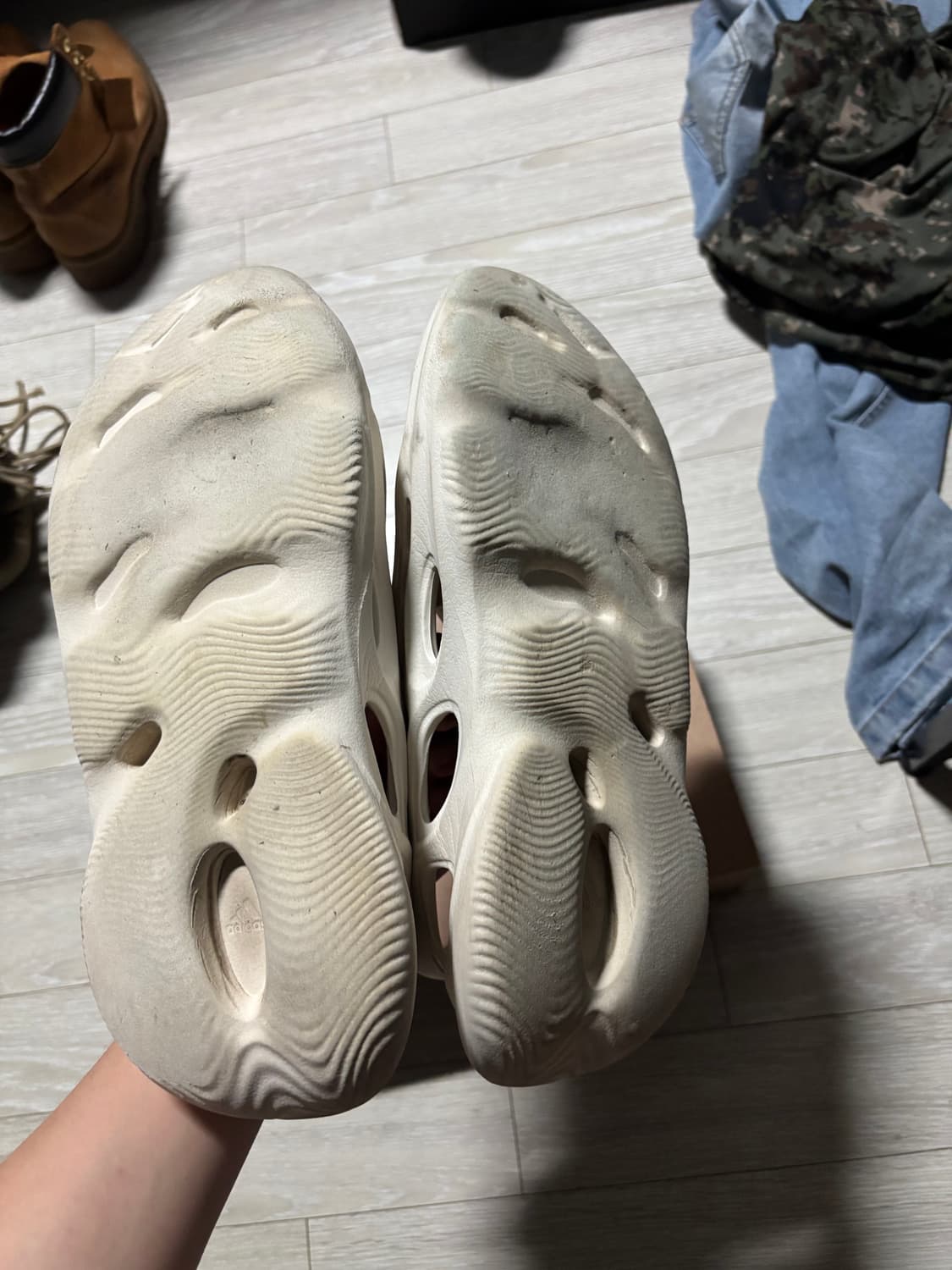 Adidas Yeezy Foam RNR Sand 상품이미지4