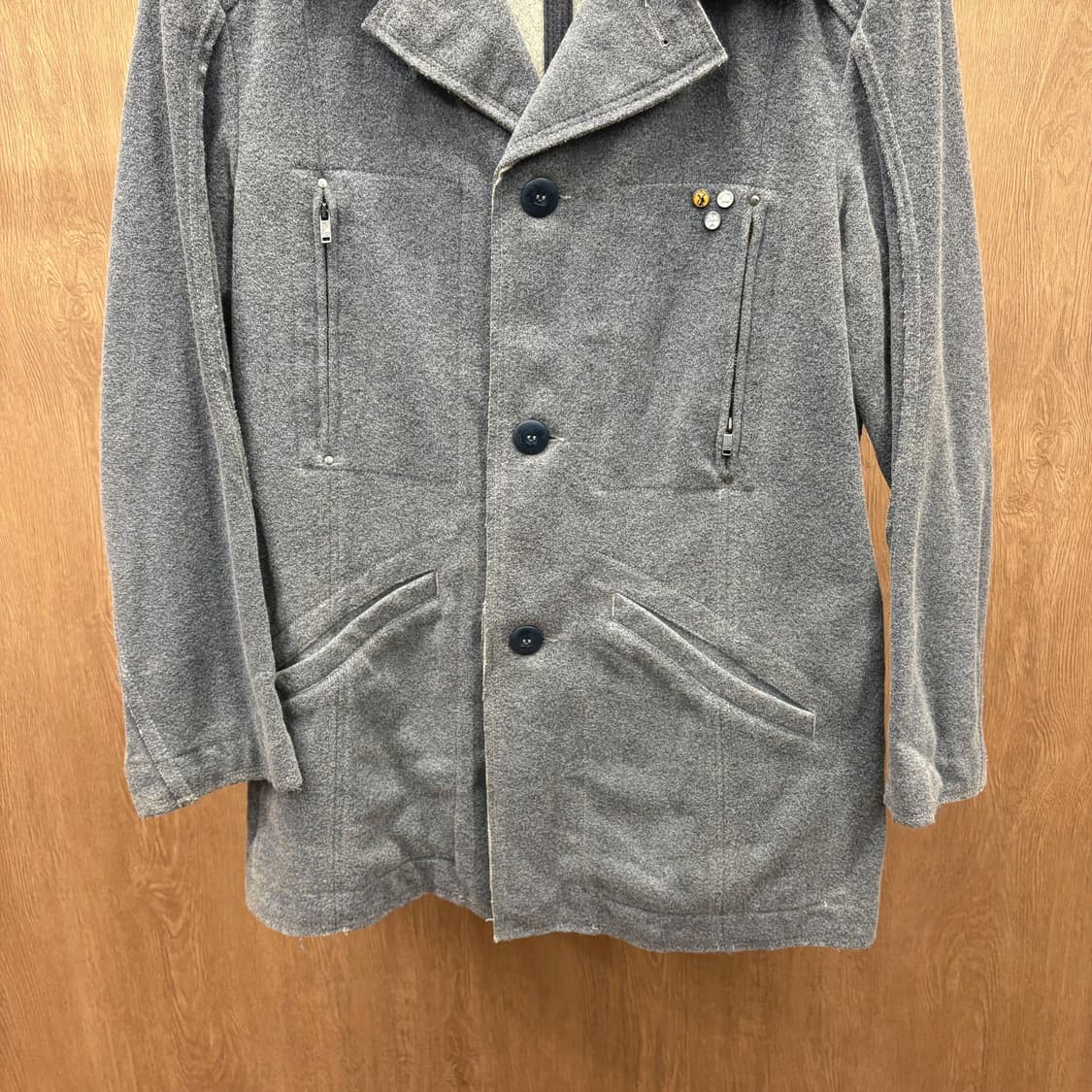 디젤 싱글 하프 코트 지퍼 포켓 핀 배지 장식 디테일 레귤러핏 그레이 상품이미지5