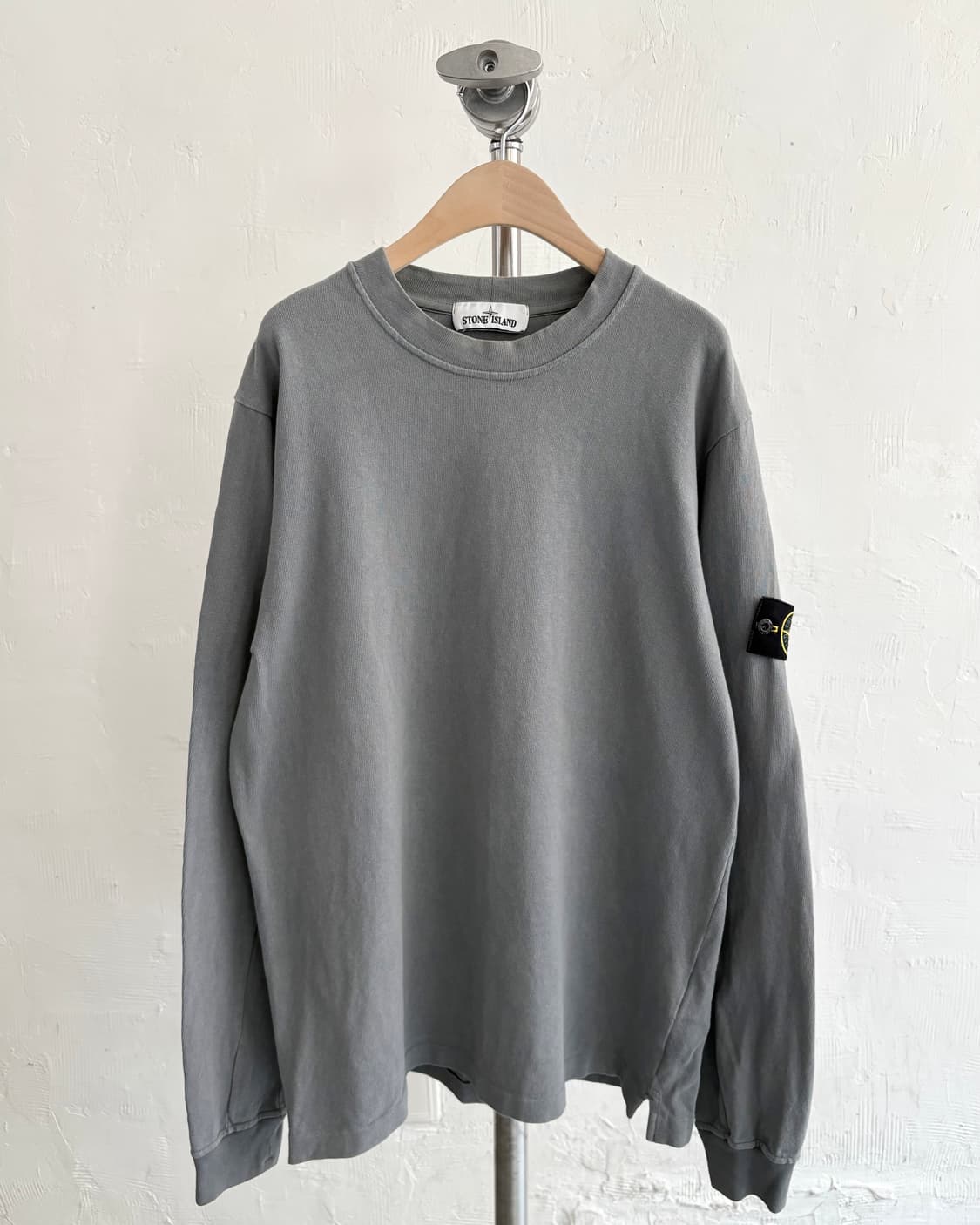 Stone Island 스톤아일랜드 딥그레이 와펜 맨투맨 상품이미지1