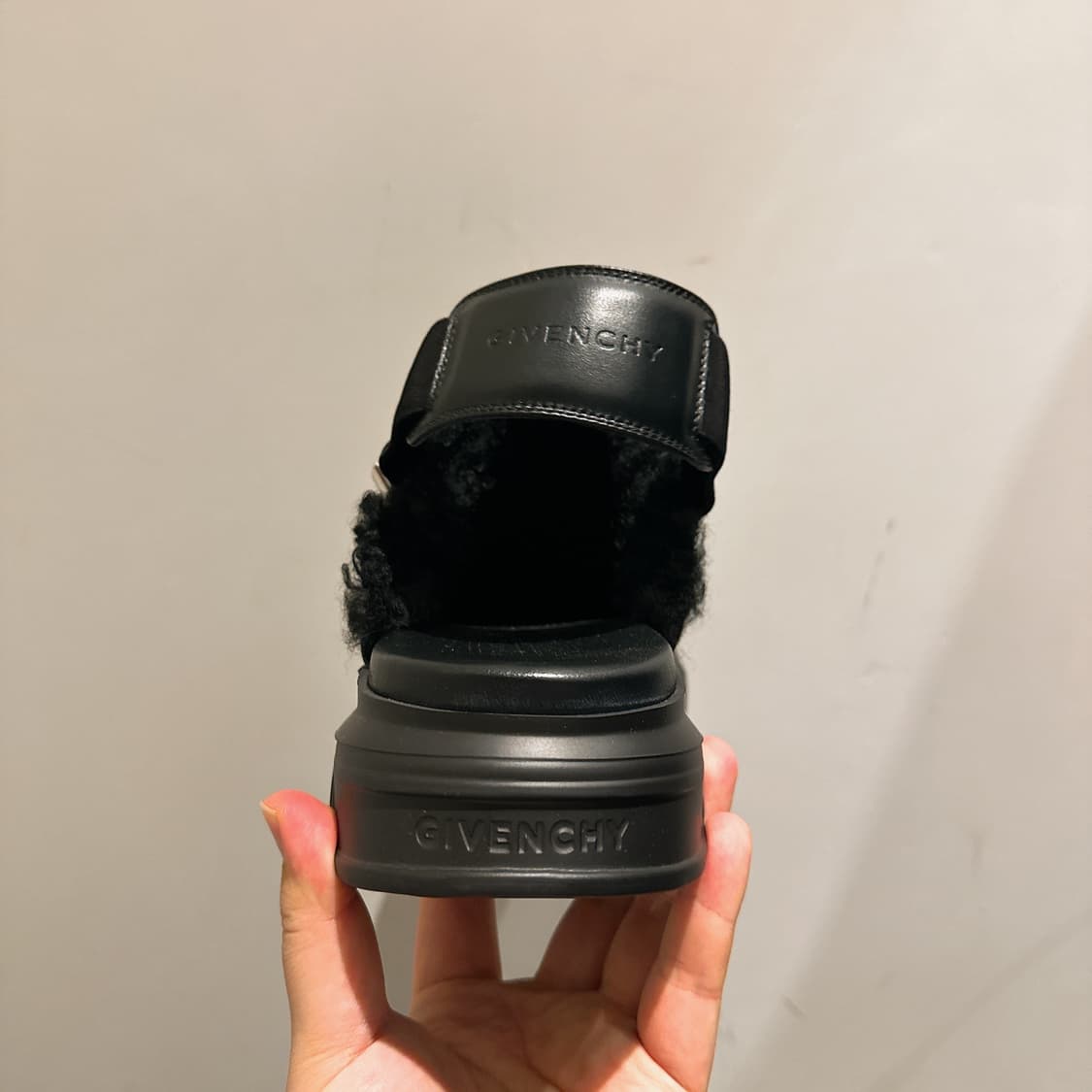 지방시 남성 스파이크 스터드 블랙 시어링 블로퍼 샌들 상품이미지4