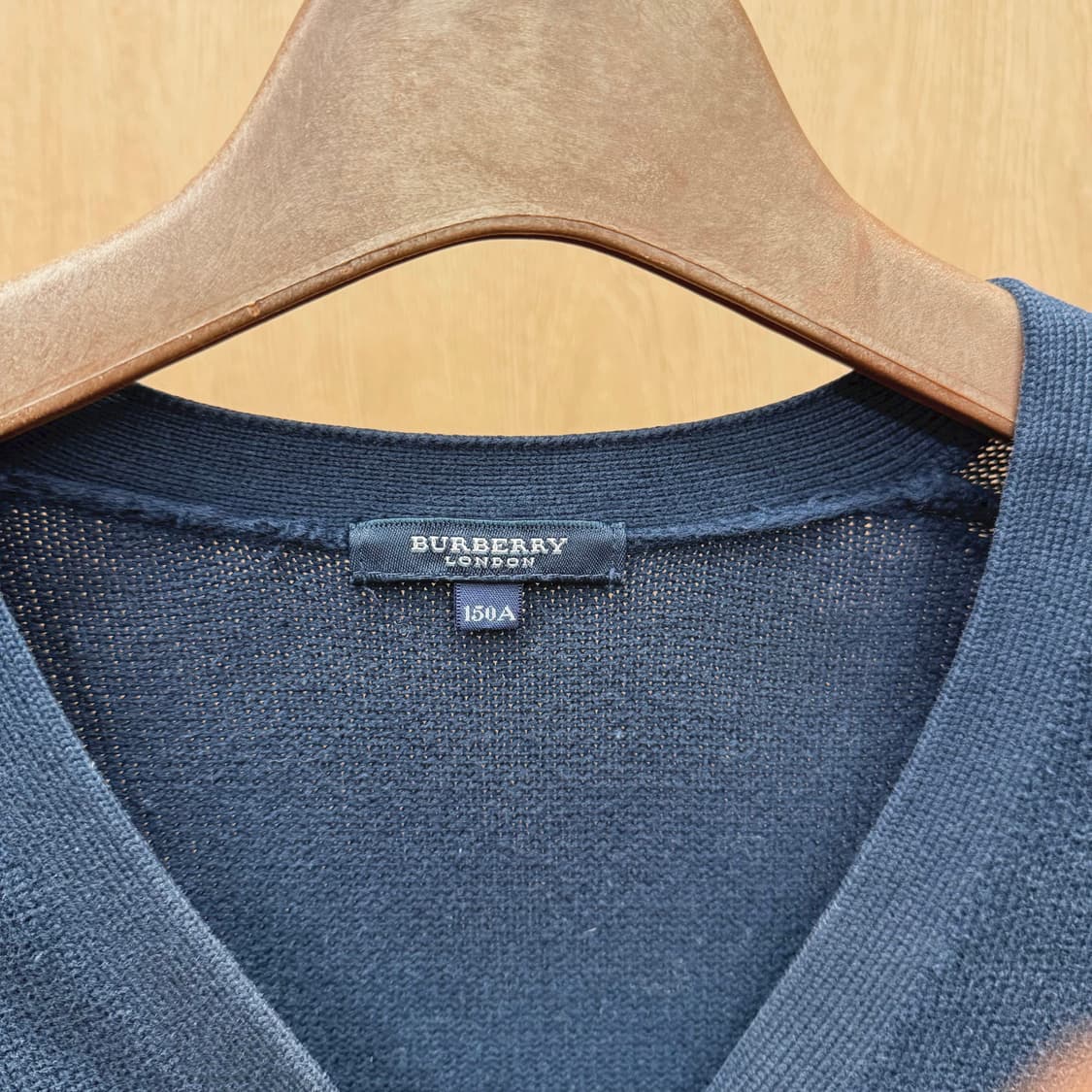 버버리 런던 브이넥 울 니트 가디건 로고 자수 패치 포켓 디테일 네이비 상품이미지6