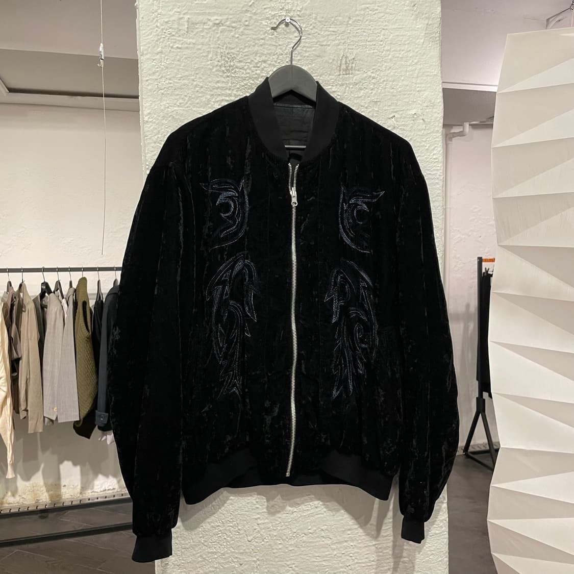 토가 비릴리스 자수 디테일 벨벳 봄버 자켓 상품이미지1