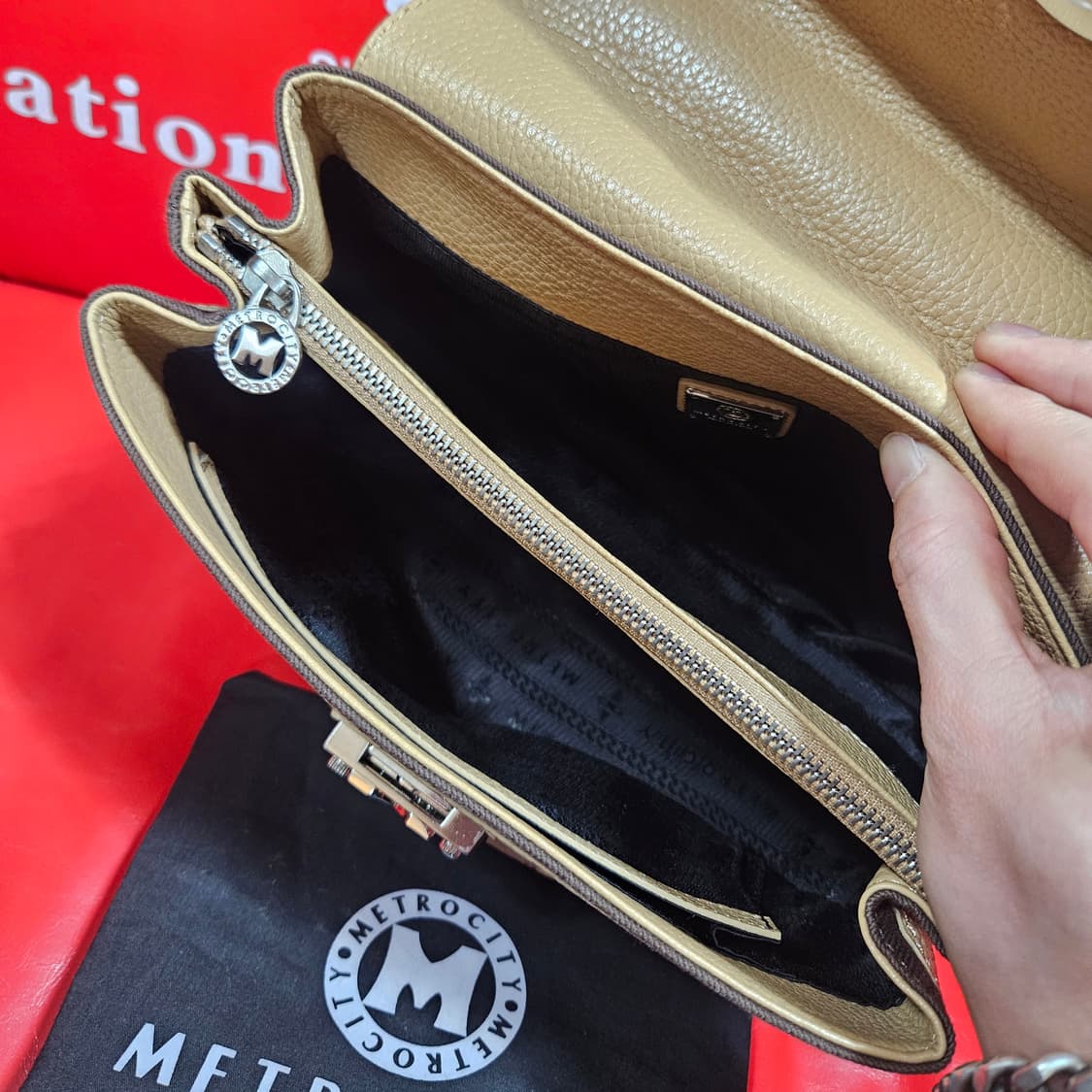 메트로시티 배색 시그니쳐 로고 가죽 토트 크로스백  상품이미지8