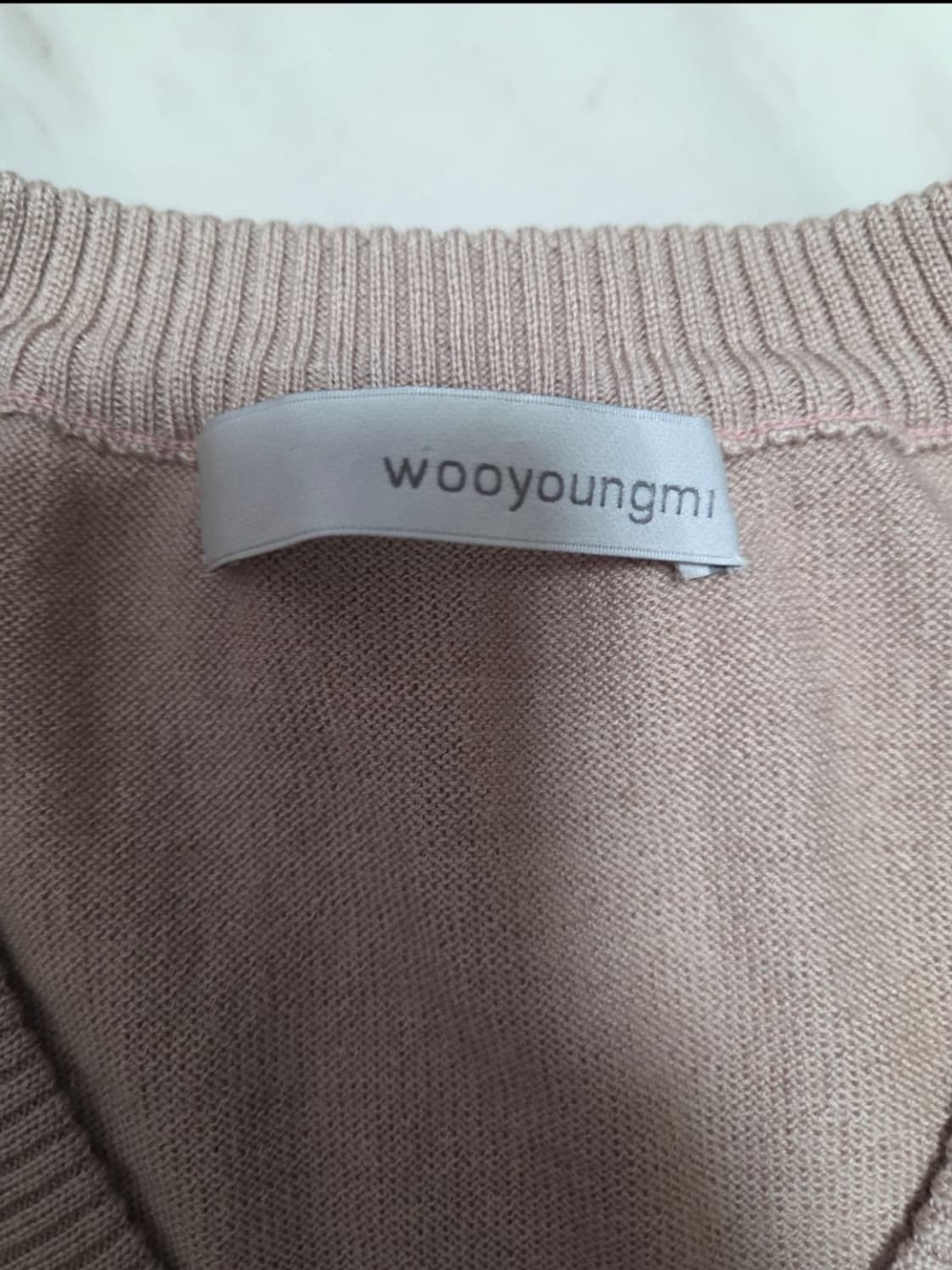 우영미 비대칭 버튼 브이넥 니트 상품이미지3