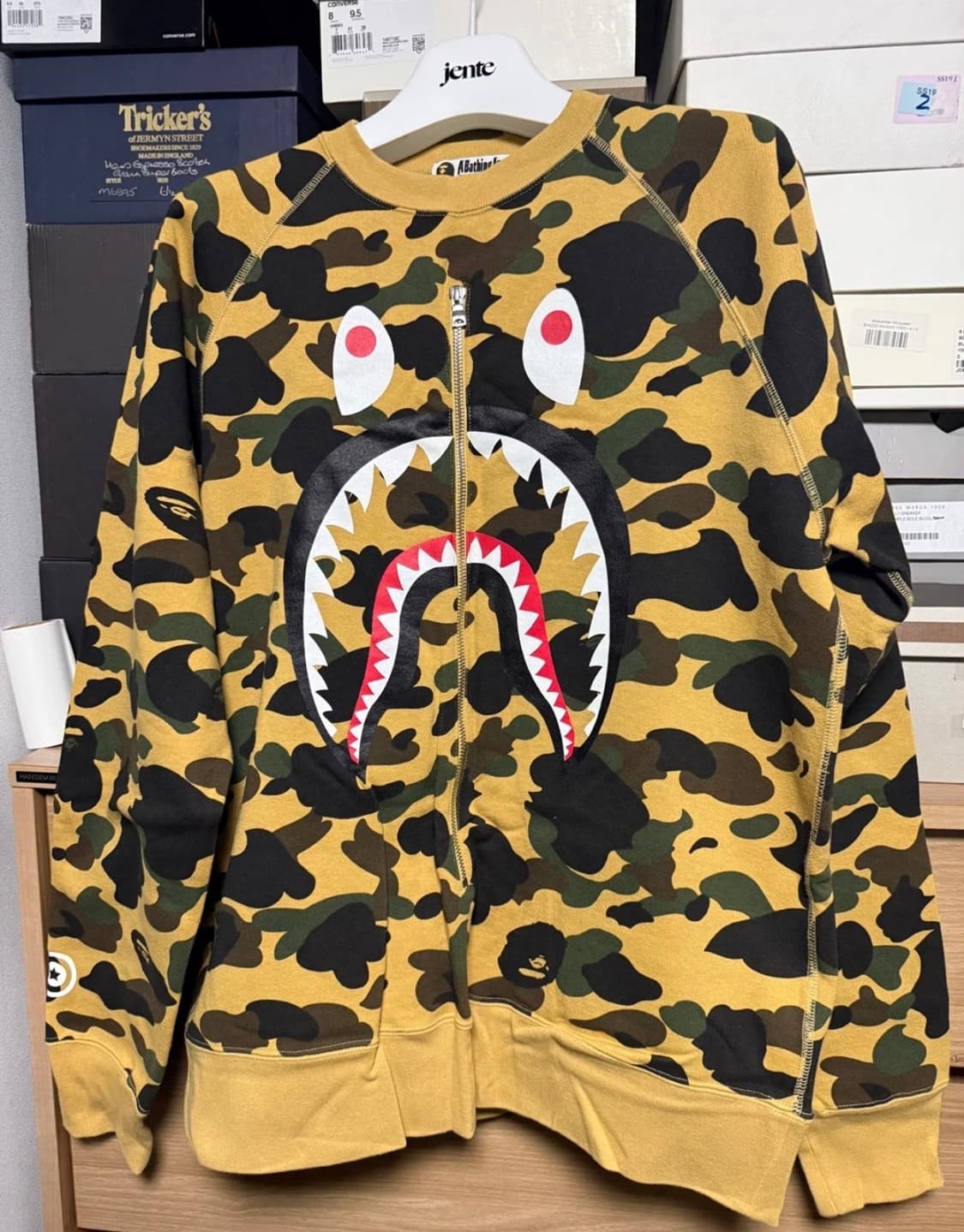 베이프 샤크 맨투맨 상품이미지1