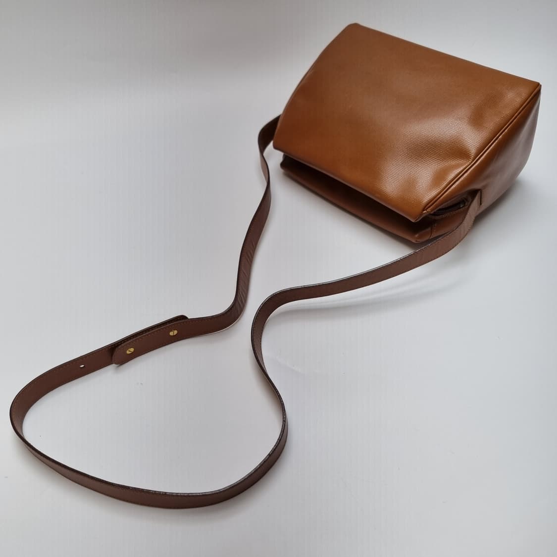 셀린느 CELINE 카멜 레더 메탈로고 숄더백 (최상급) 상품이미지6