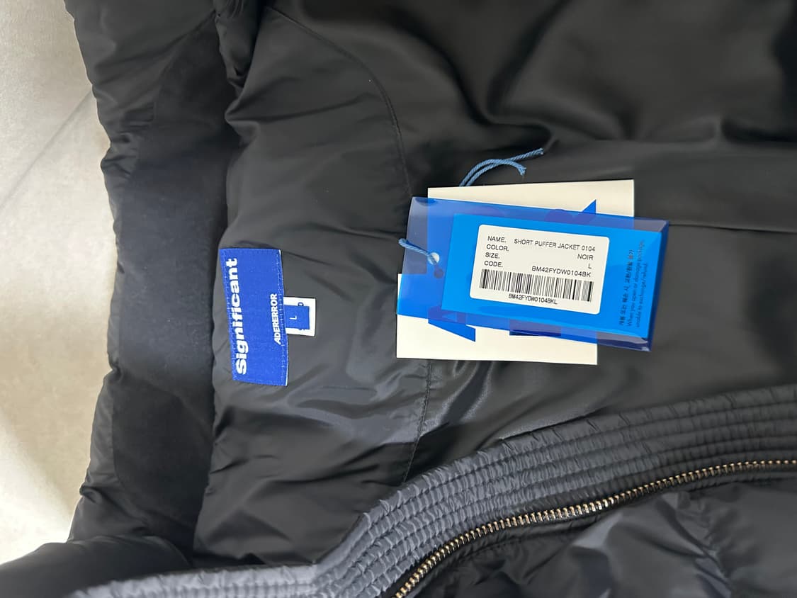 아더에러 시그니피컨트 태그 푸퍼 자켓 01 L 누아르 패딩 상품이미지4