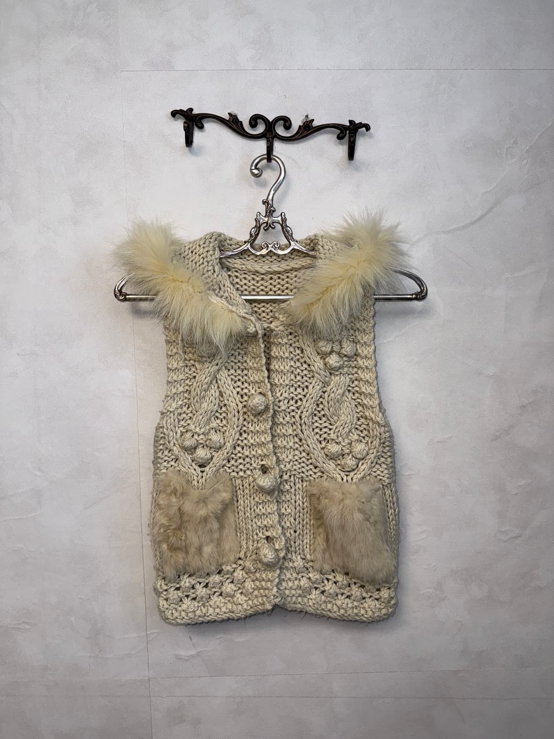 Ivory fur ball detail hood knit vest 상품이미지1