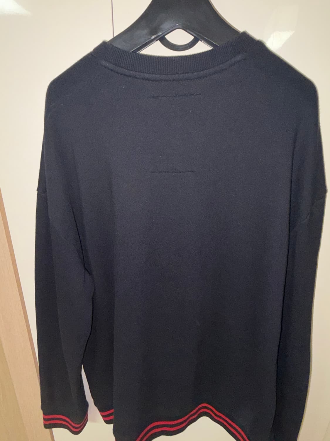 게스 GUESS 검정 맨투맨 상품이미지2