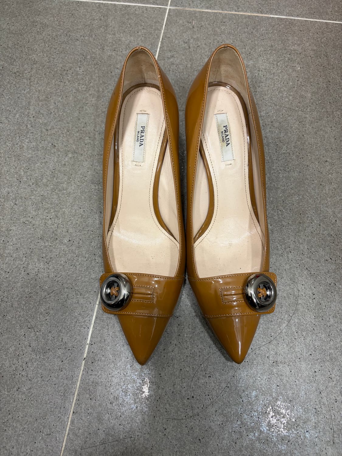 Prada 버튼 유광힐  상품이미지1