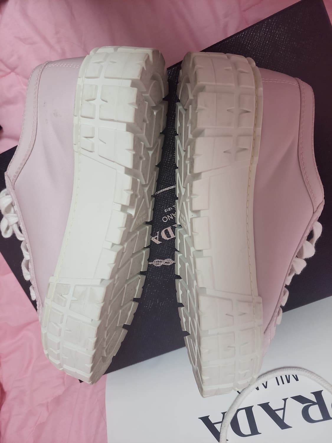 정품)급처1번신은상태최상!프라다 핑크 삼각로고 더블힐 개버딘스니커즈운동화 상품이미지7