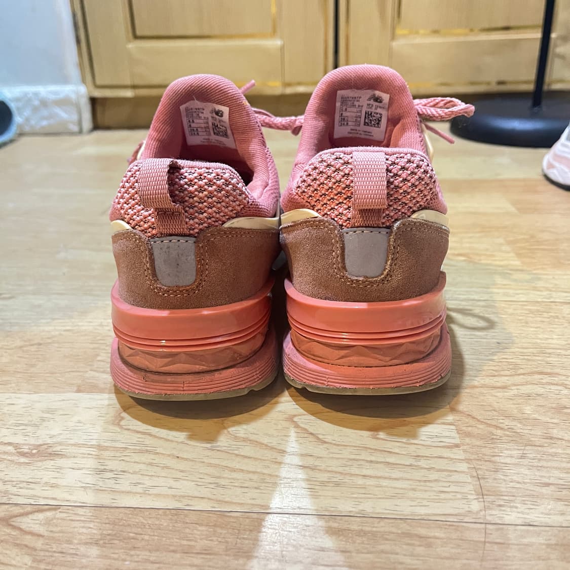 (245mm) 뉴발란스 574 핑크 스웨이드 상품이미지3