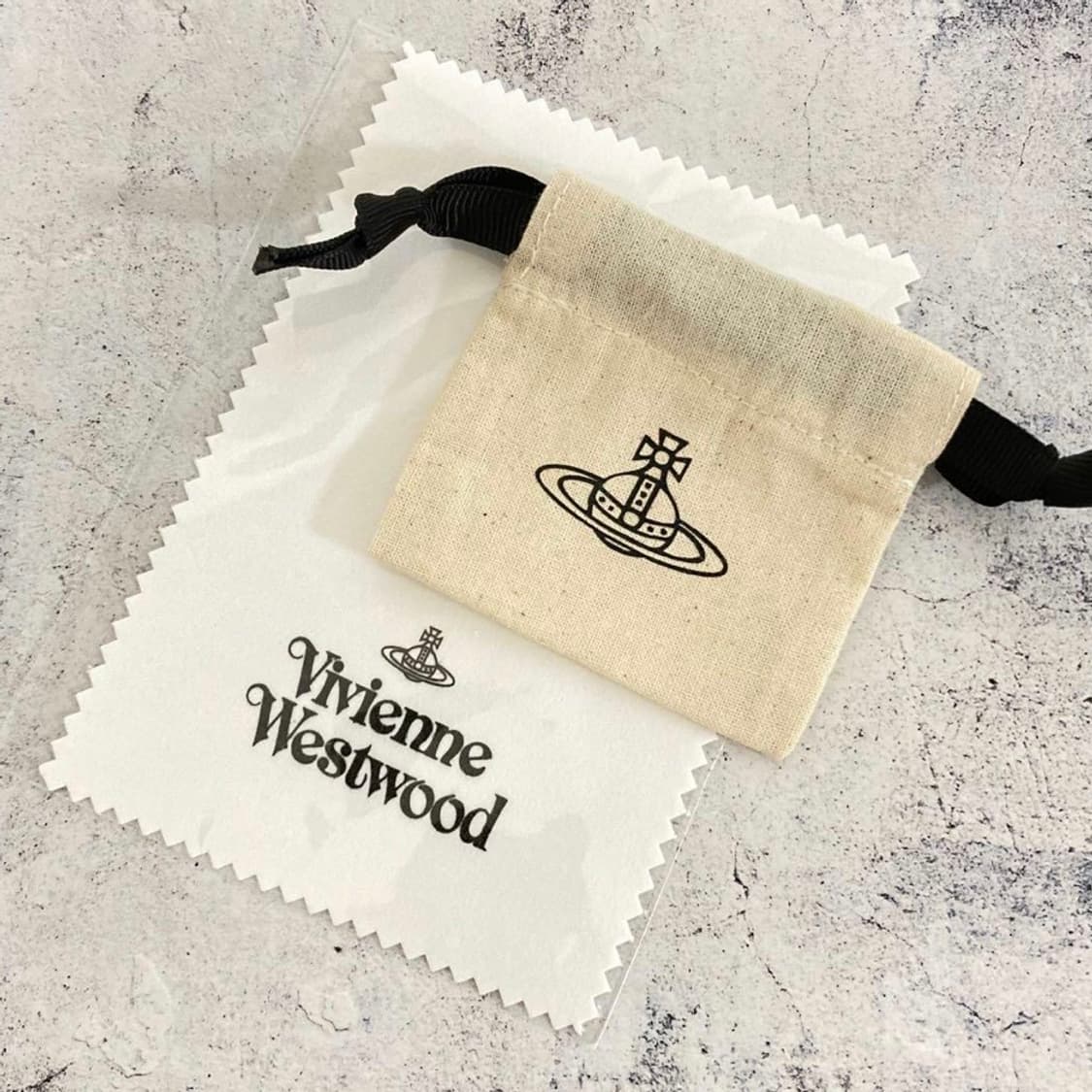 비비언웨스트우드 화이트 실버 크리스탈 3d orb 레터링 팬던트 목걸이 상품이미지9