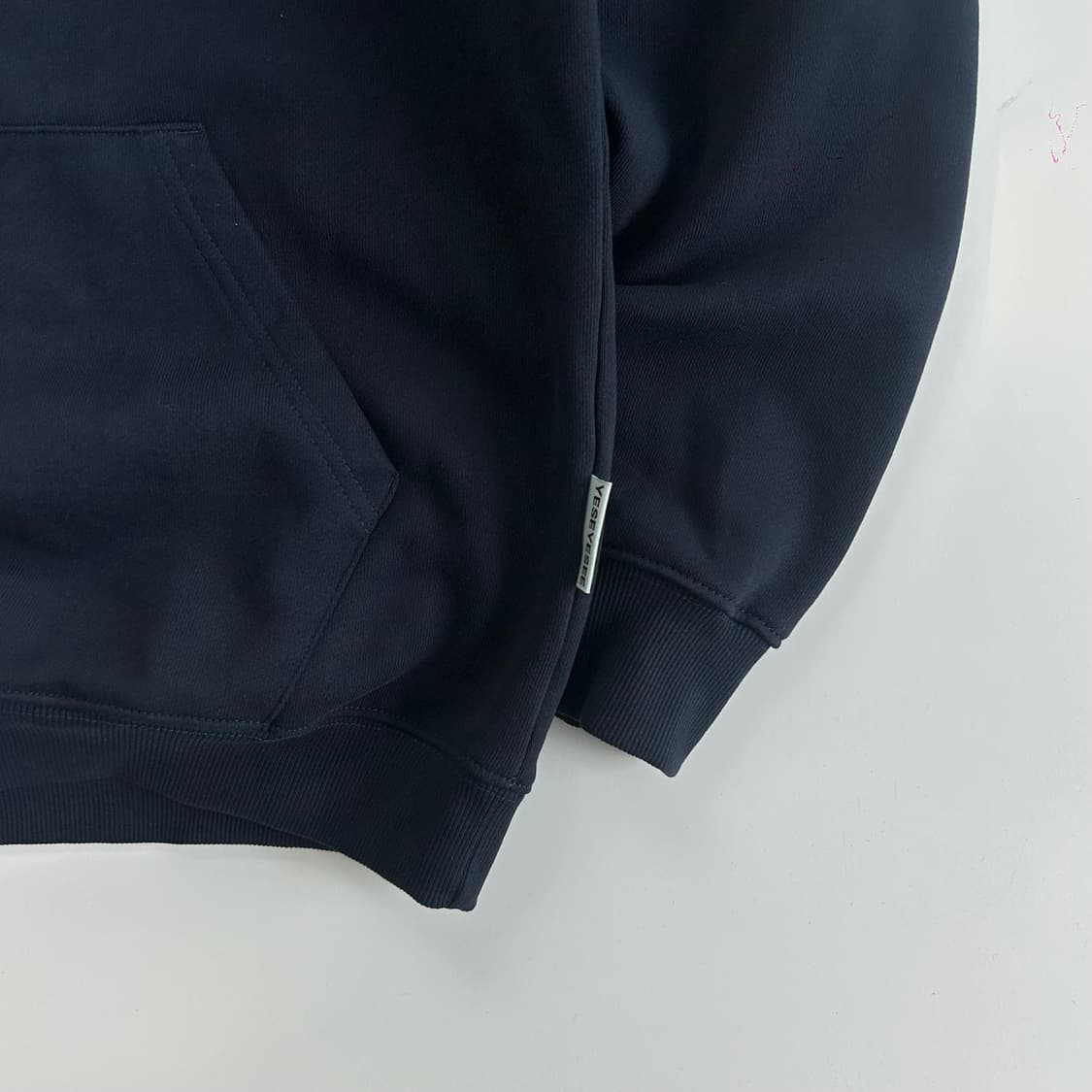 Yeseyesee 예스아이씨 레드 스펠아웃로고 네이비 후드티  상품이미지5