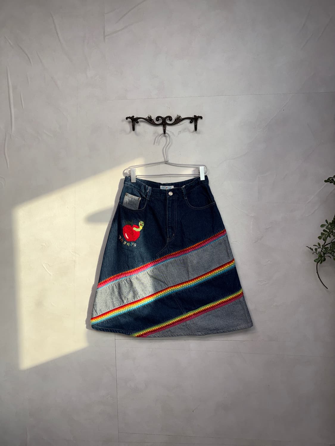Kitsch rainbow knit patch denim skirt 상품이미지3