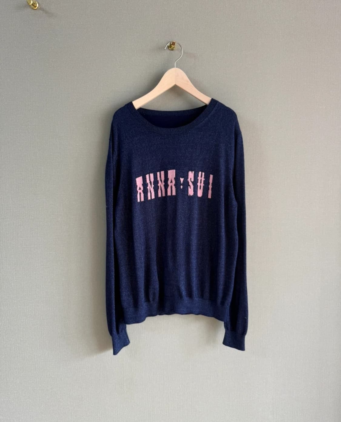 안나수이 라운드넥 긴팔 니트 티셔츠 로고 프린팅 디테일 네이비   상품이미지1