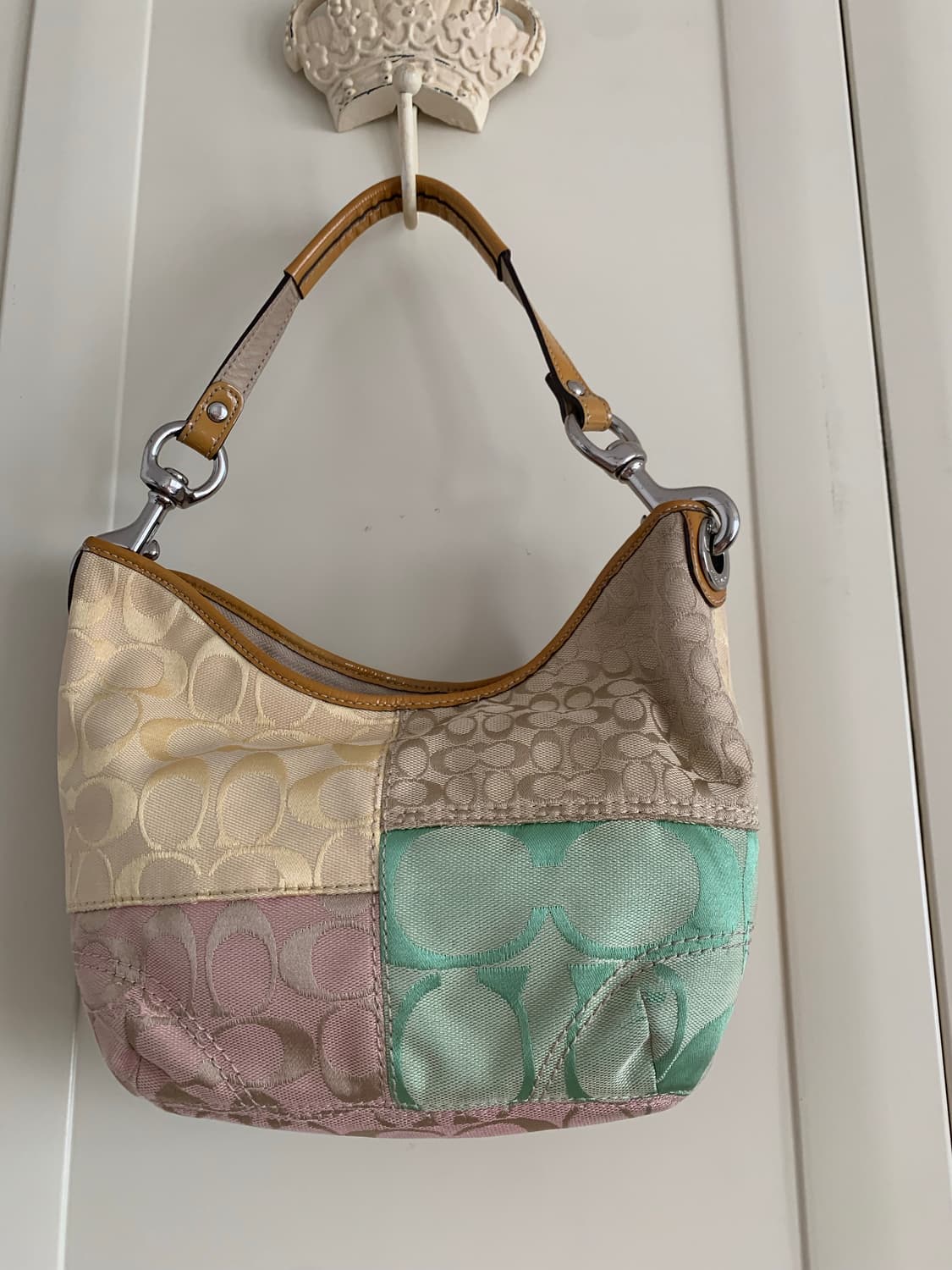 코치 호보 패치 백. 스몰사이즈 상품이미지1