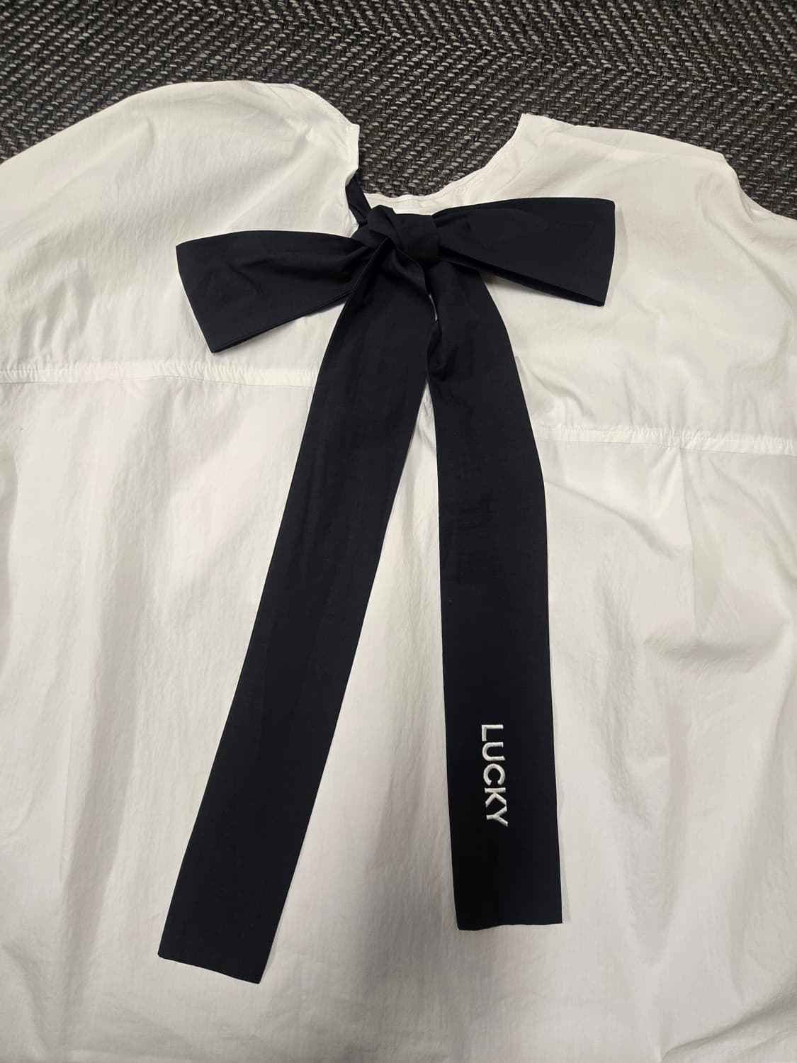 럭키슈에뜨 화이트 프릴 블라우스 반팔 상품이미지3