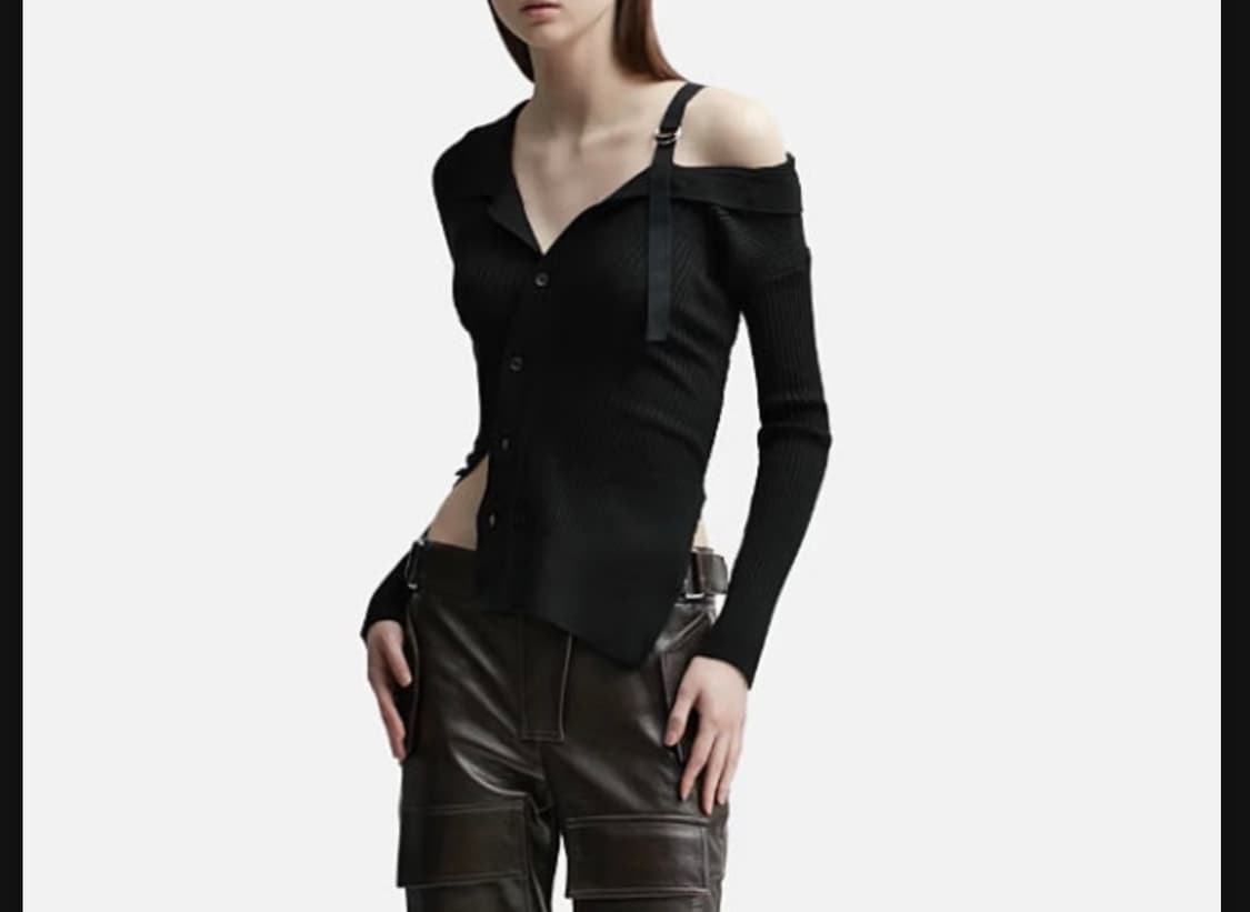 자크뮈스 언발란스 오프숄더 탑 강민경 장윤주 착용 상품이미지1