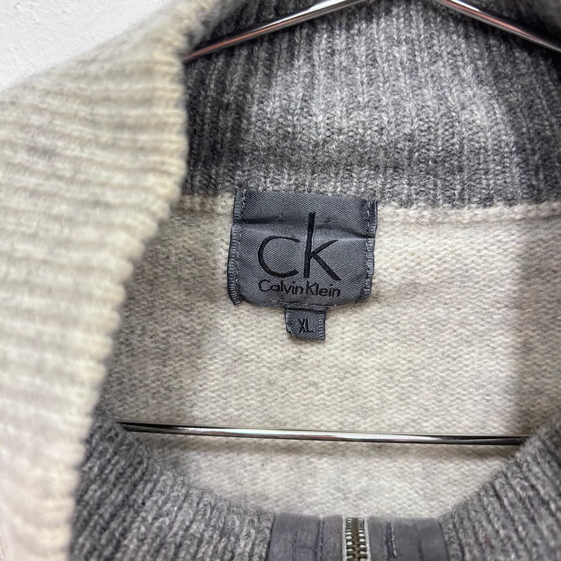 켈빈클라인 울 헤어리 하이넥 반집업 니트 상품이미지3