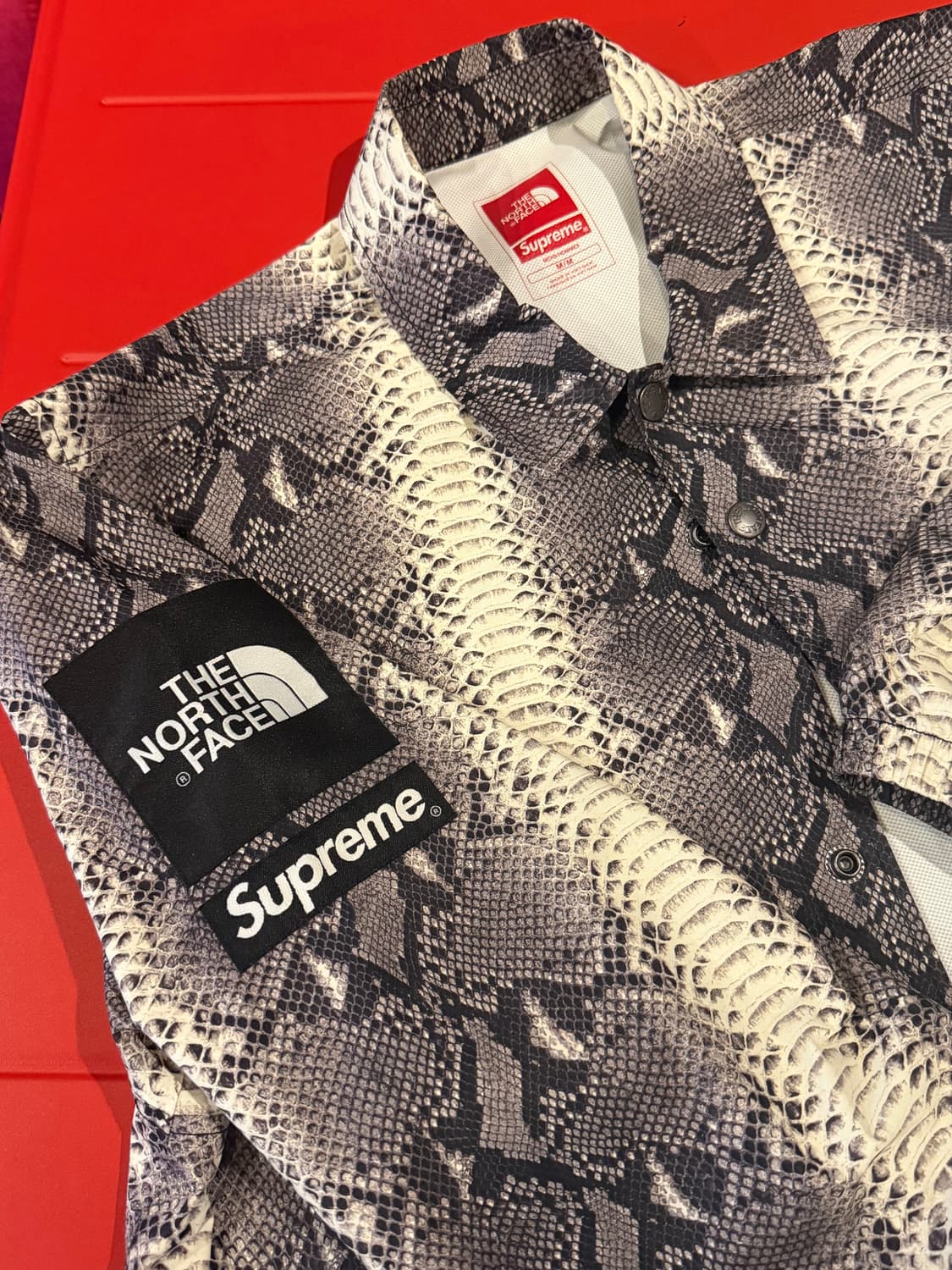 Supreme X The North Face 슈프림노스페이스 뱀피 자켓  상품이미지4