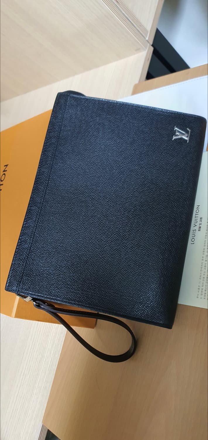 루이비통 포쉐트 보야주 타이가 클러치백 정품S급(감정O) 상품이미지2