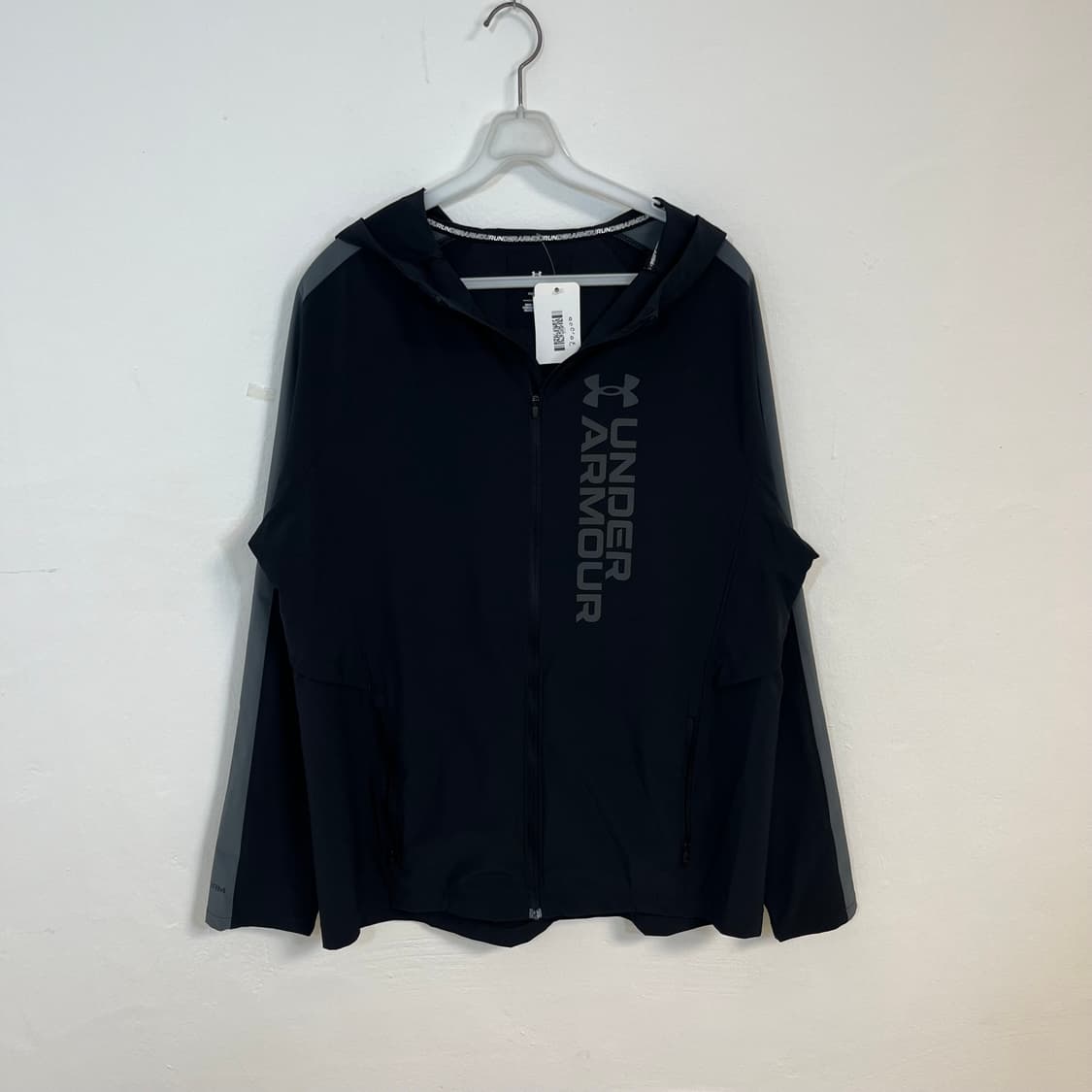 Under Armour running windbreaker 상품이미지4