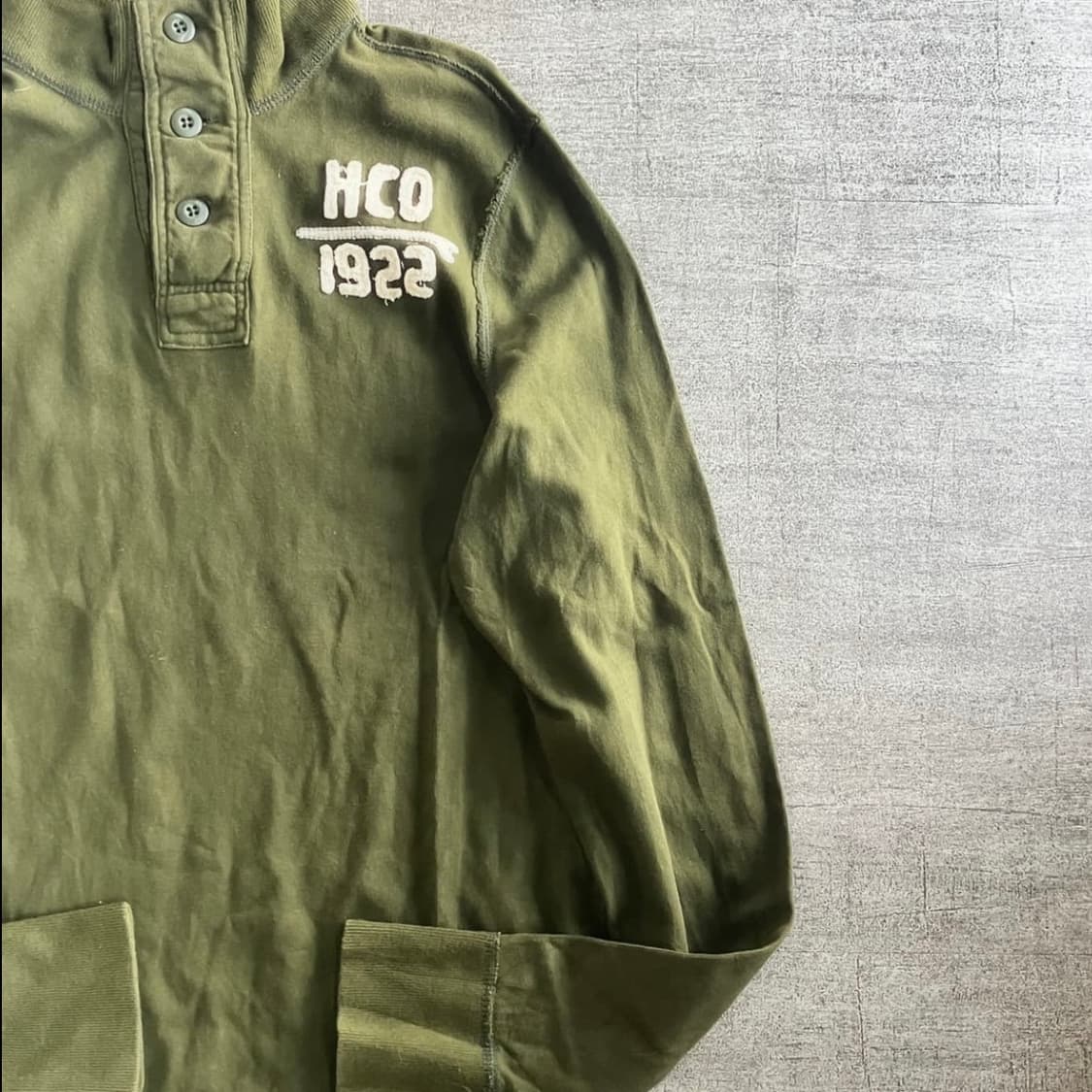 Hollister 홀리스터 올드스쿨1922 넥스웻셔츠 카 키 상품이미지2