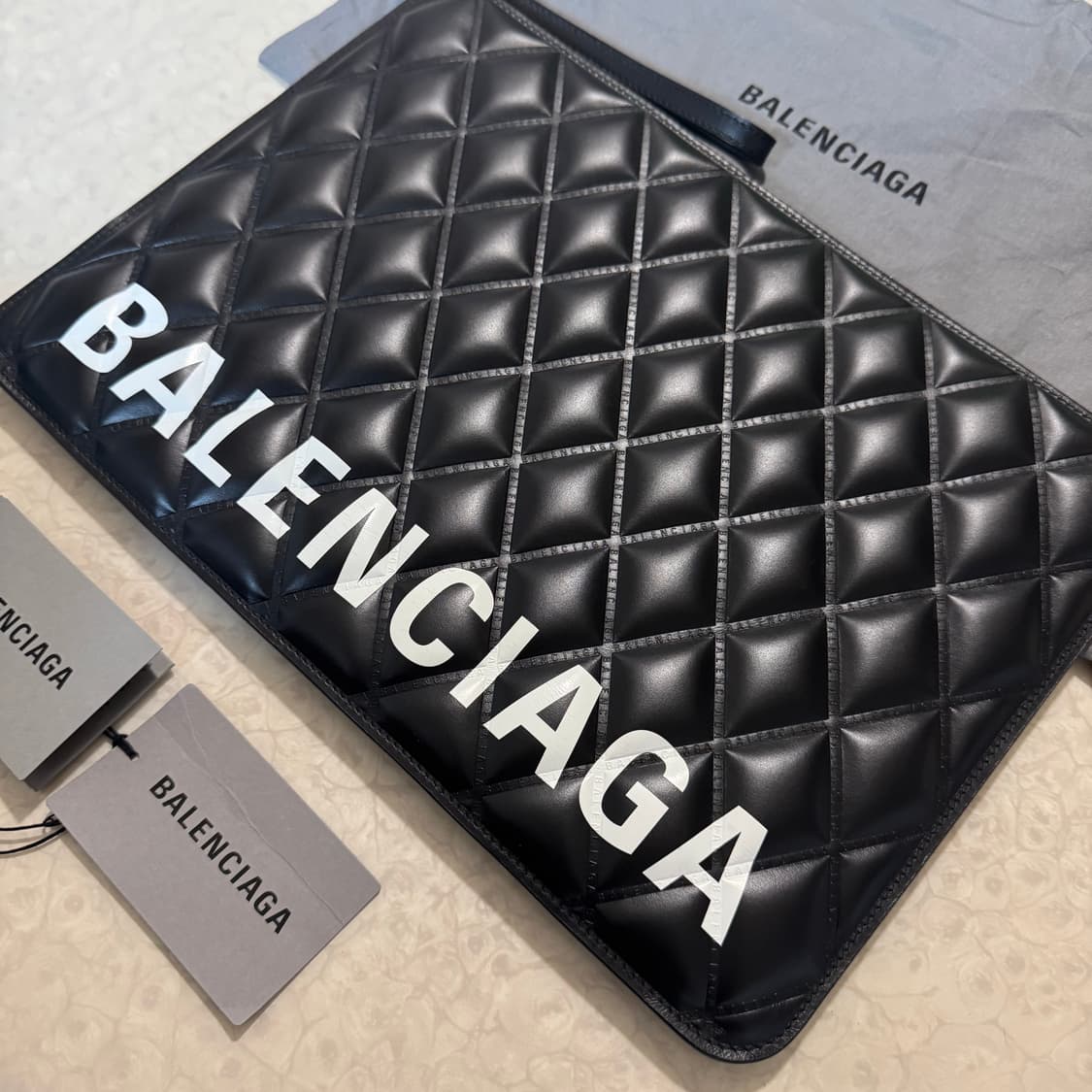 (새상품급) 발렌시아가 퀄팅 레더 클러치 블랙 상품이미지3