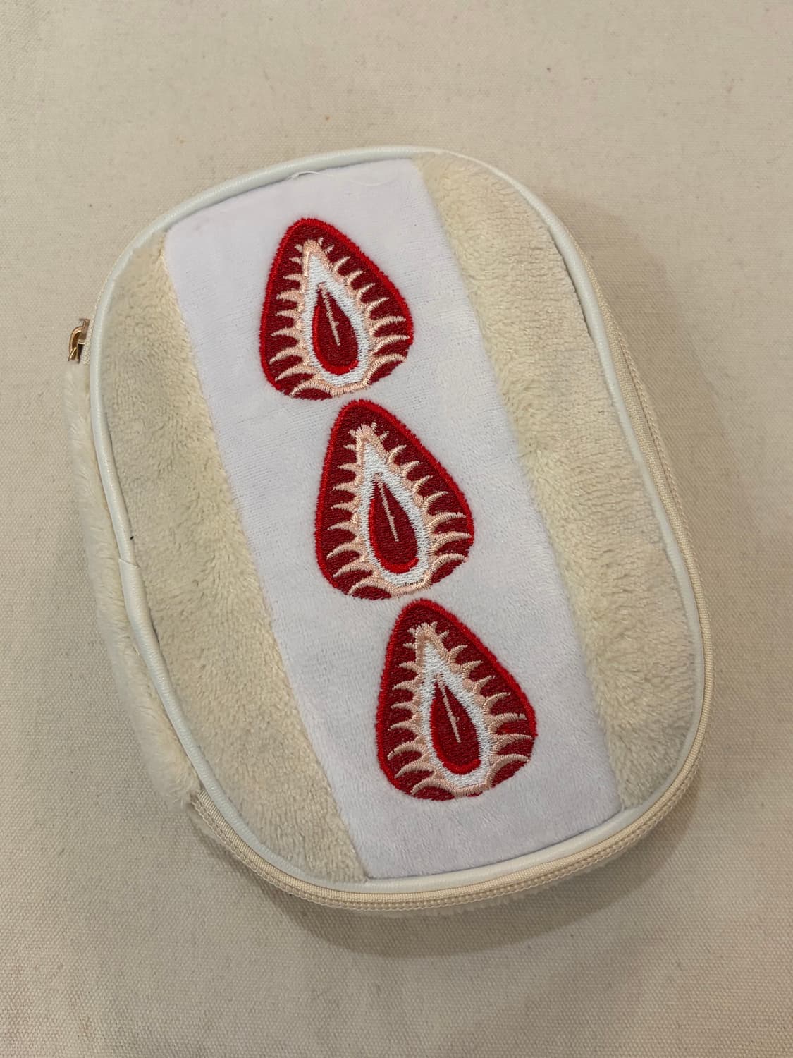 딸기 자수 퍼 미니 파우치 상품이미지1