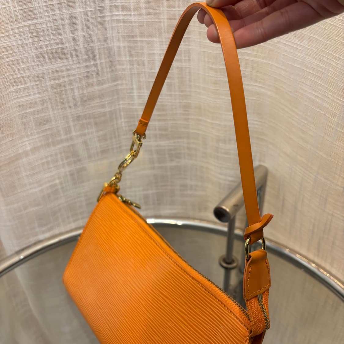 정품 루이비통 에삐 포쉐트 악세수아 파우치 숄더백     상품이미지8