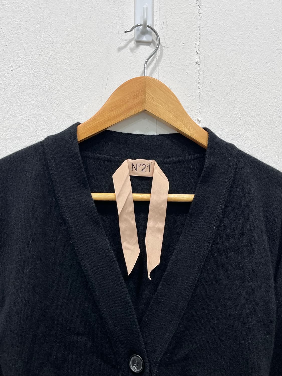 N21 넘버투애니원 레더 로고패치 크롭 가디건 상품이미지3