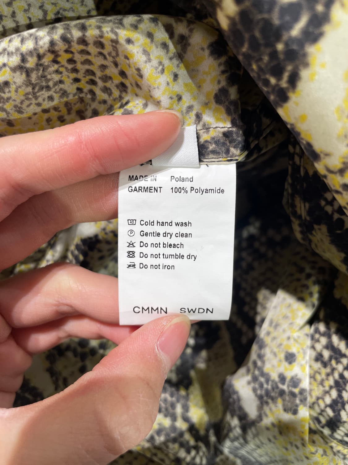 커먼 스웨덴 옐로우 스네이크 스킨 폴리아미드 씬 코트 상품이미지9