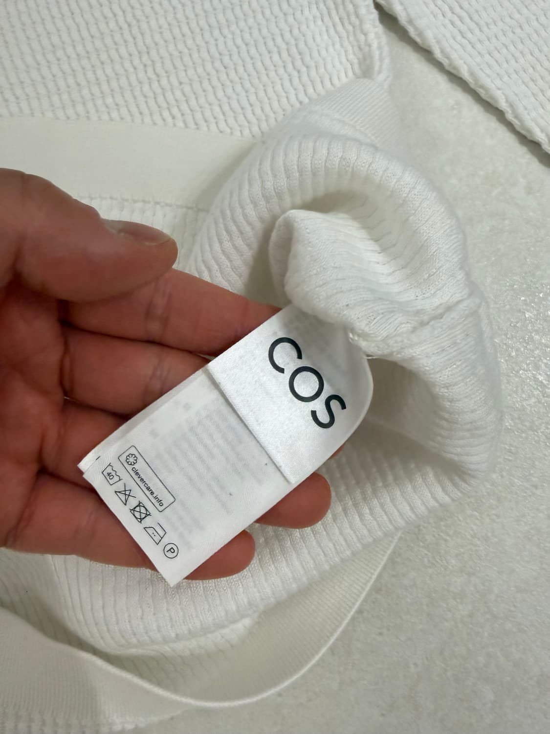 COS 코스 화이트 와플 니트 폴로 브이넥 상품이미지4