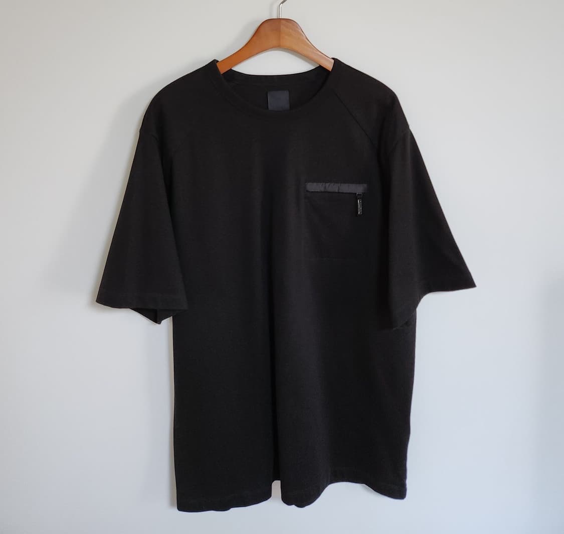 준지 JUUN.J 22SS 블랙 루즈 지퍼 포켓 티셔츠 상품이미지1