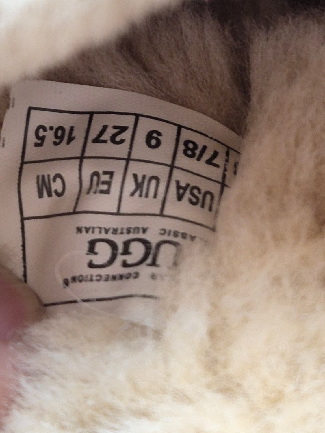 UGG 키즈 어그 부츠 판매합니다. 
브라운 색상에 털 안감으로 되어있어 상품이미지5