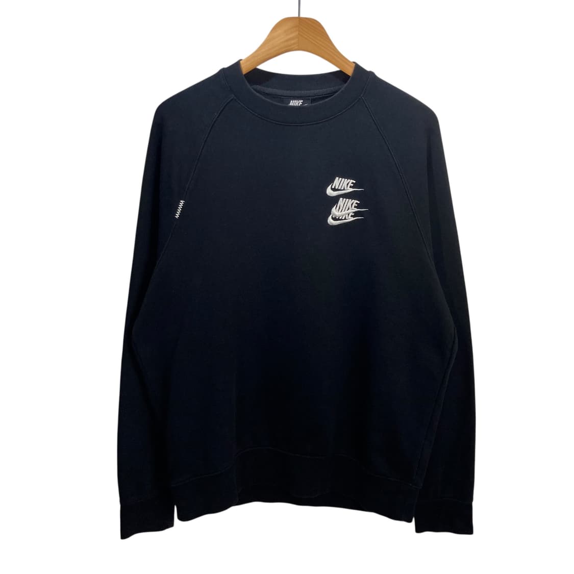 나이키 클럽로고 블랙 맨투맨 상품이미지2