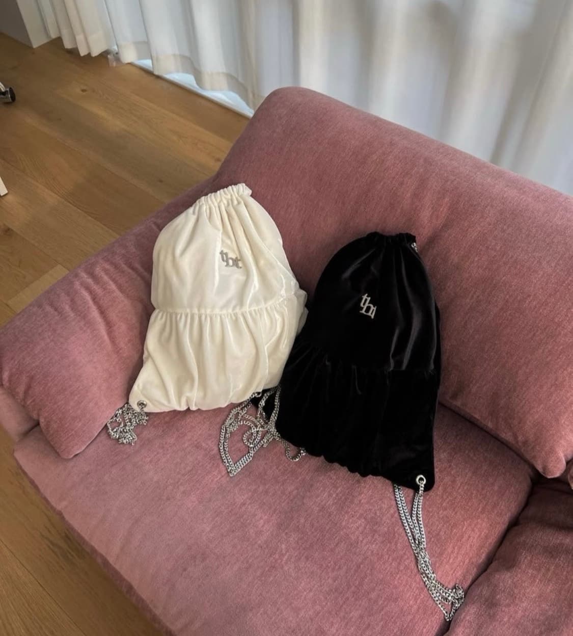 쓰리타임즈 벨벳 체인 백팩 아이보리 상품이미지1