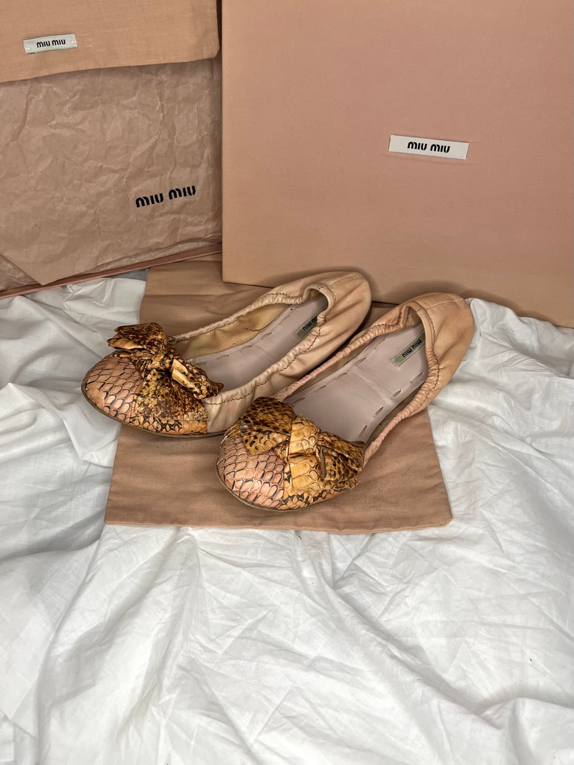 미우미우 파이톤 보우 스크런치 발레 플랫 상품이미지1